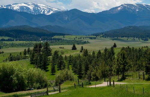 Fishtail Cabin | Deer Cabin sleeps 2, Romantic, Quaint with Stunning Views of the Beartooth Mtns