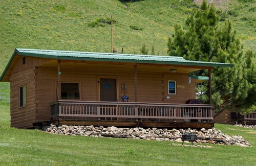Fishtail Cabin | Deer Cabin sleeps 2, Romantic, Quaint with Stunning Views of the Beartooth Mtns