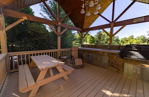 Piney Creek Cabin | Deer Crossing Cabin: Gorgeous Mountain/Valley Views,