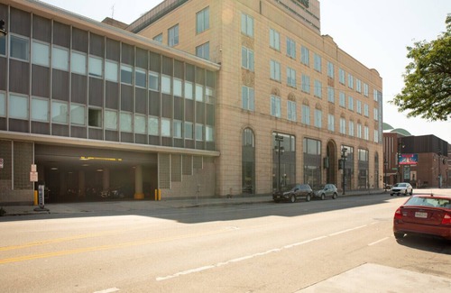 Westown Apartment | Deer District Studio Apt JC10 - One Block from Fiserv and Baird