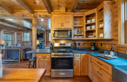 Mars Hill Cabin | Deer Field Cabin Fire Pit and Mountain Views!