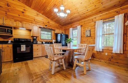 Logan Cabin | Deer Run one-bedroom cabin up to 4 guests, 65 acres 1/2 mile from Old Man's Cave