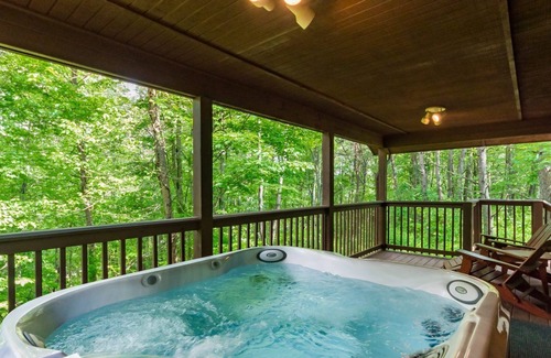 Logan Cabin | Deer Run one-bedroom cabin up to 4 guests, 65 acres 1/2 mile from Old Man's Cave