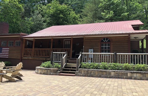 Helen Cabin | Deerfield Cabin Location, Location, Location! Best in Downtown Helen!