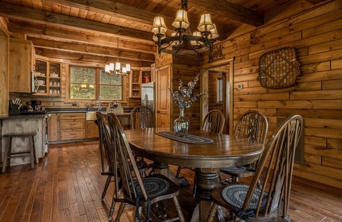 Mars Hill Cabin | Deerfield Cabin | Luxe Views, Fire Pit, Soaking Tubs + Biltmore Pass