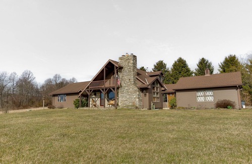 Biglerville House | Deerfield Retreat | Pool Table, Fireplace + Play-Set!