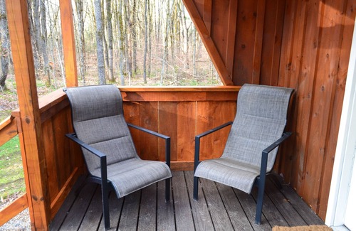 Durhamville Cabin | Deja Yu- Off Grid Forest Glamping Getaway - 1 Bedroom Cabin & detached Bathroom