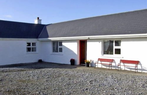 Ballinrobe Cottage | DELIA'S COTTAGE, pet friendly in Ballinrobe, County Mayo