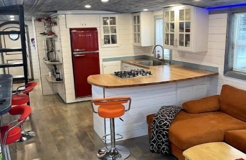 Olympia House | Delightful 1- bedroom floating home w free parking