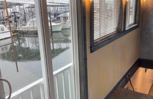 Olympia House | Delightful 1- bedroom floating home w free parking