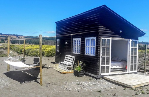 Curepto Cabin | Delightful 1-bedroom Tiny house pet friendly in La Trinchera beach, Maule