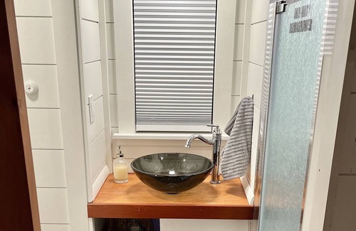 Norwichtown House | Delightful 1 Bedroom Tiny Home-10 min to Mohegan Sun!