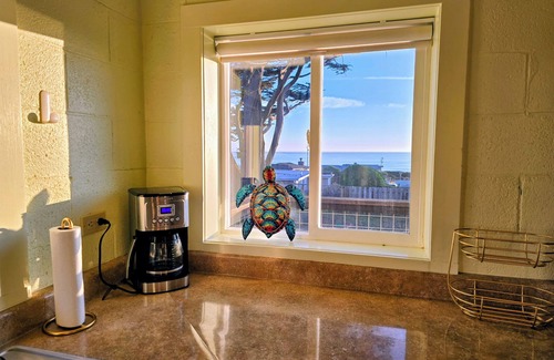 Bodega Bay Cottage | Delightful 2-bedroom occuan view cottage , 2 minutes walk to the beach