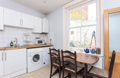 Elephant and Castle Apartment | Delightful 2BD Flat with Patio, Elephant & Castle