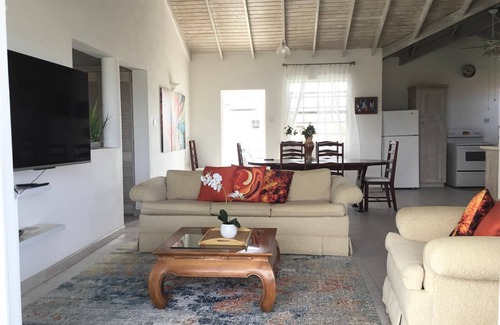 Graeme Hall Park Apartment | Delightful-3 bedroom with AC and Wifi near Oistins, St Lawrence Gap