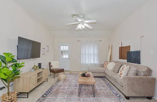 Killeen House | Delightful and Cozy 3b/2b, sleeps 6, self check-in