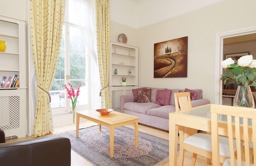 Pimlico Apartment | Delightful bright and airy with high ceilings and access to two small balconies