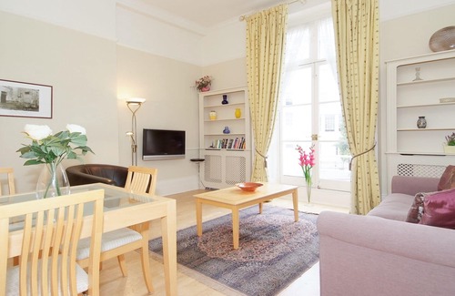 Pimlico Apartment | Delightful bright and airy with high ceilings and access to two small balconies