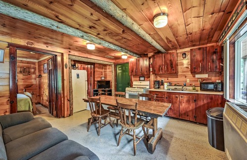 Solon Cabin | Delightful cabin with WiFi in charming Solon, 12 beds
