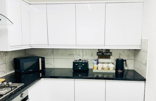 Ponders End Apartment | Delightful Double En-suite Room
