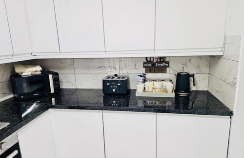 Ponders End Apartment | Delightful Double En-suite Room