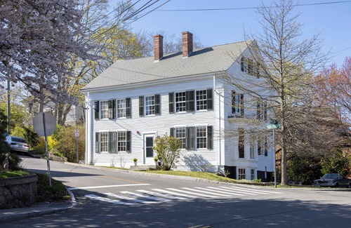 Mystic House | Delightful Downtown Mystic Studio!