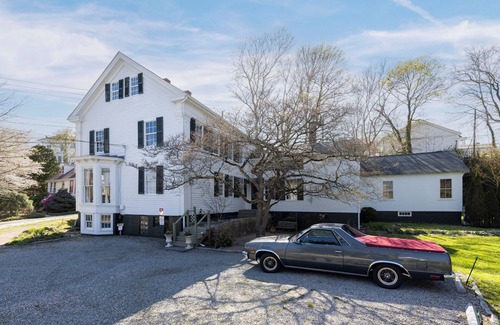 Mystic House | Delightful Downtown Mystic Studio!