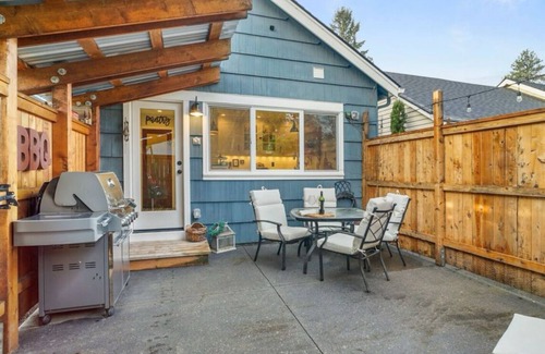 Newberg House | Delightful Downtown Retreat in the Willamette Wine Country