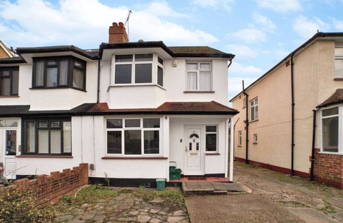 Ewell House | Delightful Epsom Home, London/Surrey,sleeps 7/8, Garden, Off Street Parking