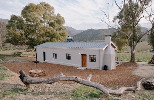 Langeberg Apartment | Delightful farmhouse with hottub