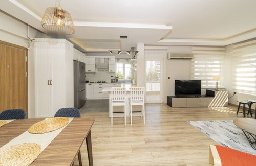 Liman Mahallesi Apartment | Delightful Flat with Shared Pool in Konyaalti