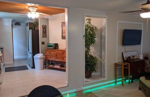 Stuart House | Delightful Getaway in Manatees Pocket