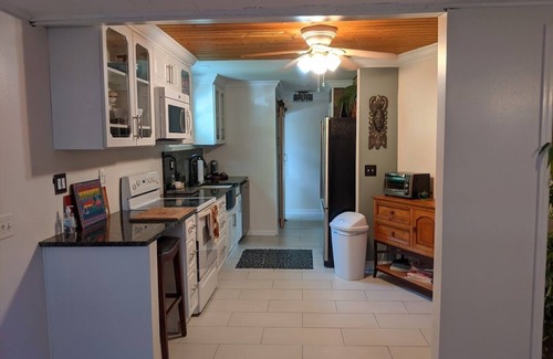 Stuart House | Delightful Getaway in Manatees Pocket