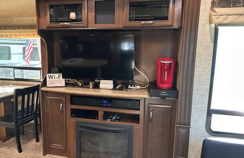 Salt Springs RV Rental | Delightful Glamping 5th wheel 2-bedroom with AC, WiFi in nice Fort McCoy