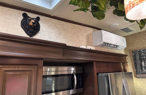 Salt Springs RV Rental | Delightful Glamping 5th wheel 2-bedroom with AC, WiFi in nice Fort McCoy