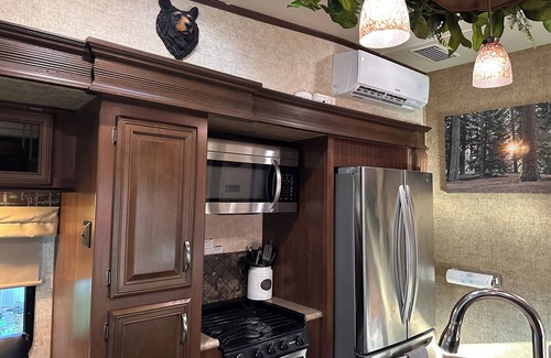 Salt Springs RV Rental | Delightful Glamping 5th wheel 2-bedroom with AC, WiFi in nice Fort McCoy