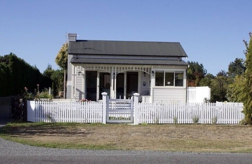 Rolleston Cottage | Delightful home away from home.comfortable, warm and beautiful gardens.