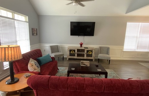 Gracewood House | Delightful patio home in golf course community