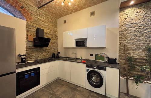 Mango Other | Delightful Restored Farmhouse with Infinity Pool, AC & Wifi in Langhe, Piemonte