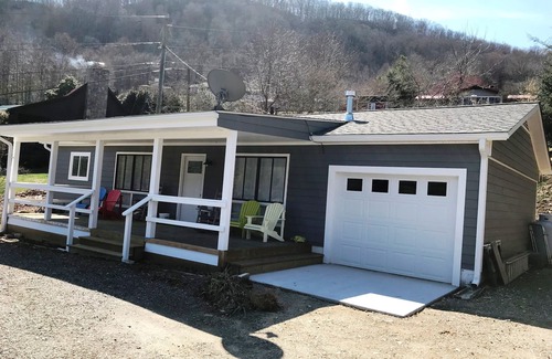 Maggie Valley Cottage | Delightful sparkling clean bungalow In fabulous Maggie Valley North Carolina.