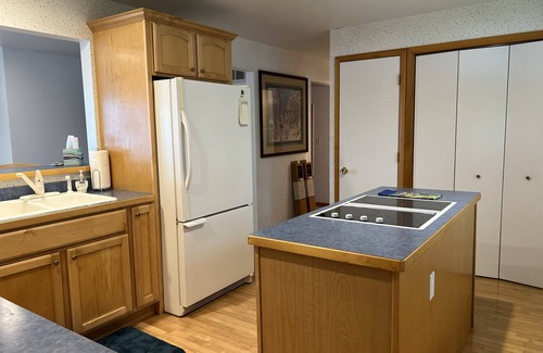 Interlochen Cottage | Delightful sunny beachfront cottage with fire pit 4 min to Concerts!