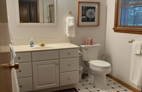 Interlochen Cottage | Delightful sunny beachfront cottage with fire pit 4 min to Concerts!
