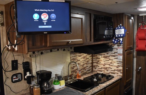 Kissimmee RV Rental | Delightful Travel Trailer 20 min from Orlando Intl Airport, 10 min from the lake