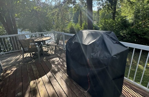 Val-des-Monts Cottage | Deligthful, Cozy Waterside Getaway