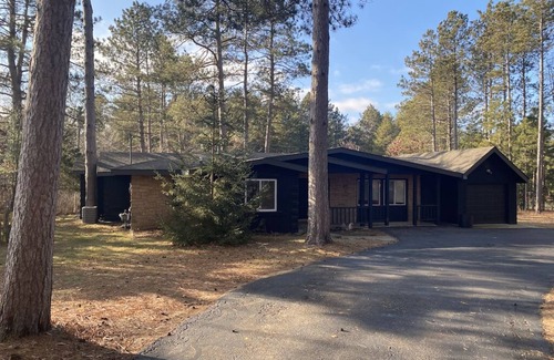 Wisconsin Dells Cottage | Dells Secret Cottage - Huge Private Yard, Minutes to downtown Wisconsin Dells