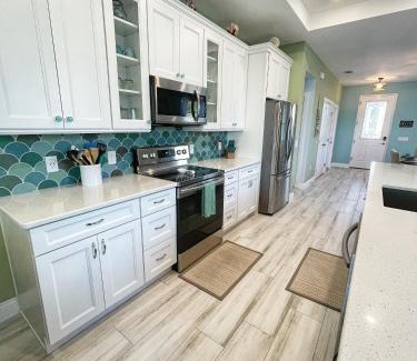 Tyler Gardens House | Delux 3BR House with Pool 3 Minute walk to Beach