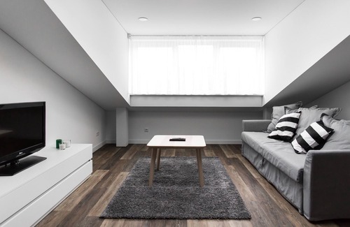 Liberty Avenue Apartment | Deluxe 1 BD Central Apartment in the Main Street by Hostlovers