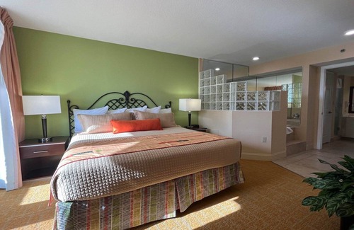Weston Resort | Deluxe 1 Bedroom and 1 Bathroom Unit with Full Amenities