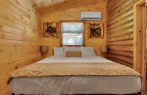 Gatlinburg - Pigeon Forge Ski Chalet | Deluxe 1 BR Cabin with Parking