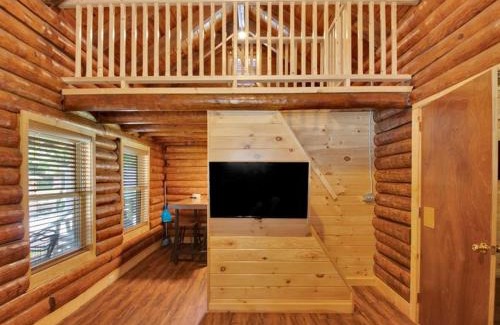Gatlinburg - Pigeon Forge Ski Chalet | Deluxe 1 BR Cabin with Parking
